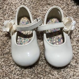 Size 4 ivory baby girl shoes bin c c30